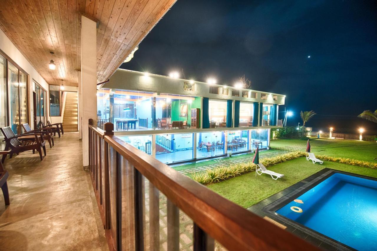 Calypso Sunset Hotel Iranawila Buitenkant foto